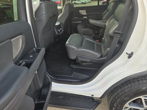 Used 2025 Ford Expedition Active image 8