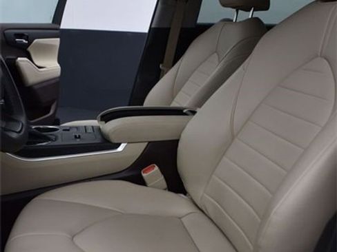 Used 2022 Toyota Highlander XLE image 7
