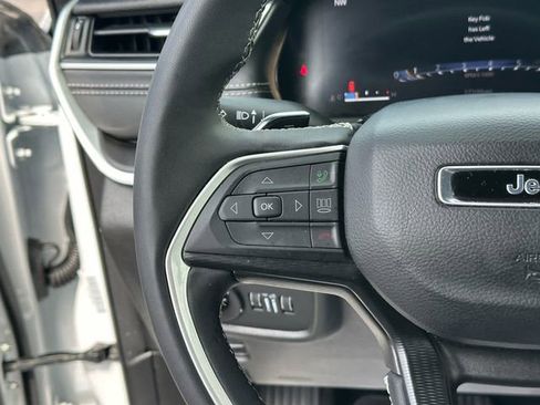 Used 2025 Jeep Grand Cherokee Altitude image 13