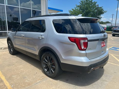 Used 2017 Ford Explorer XLT w/ Equipment Group 202A AWD/4WD image 4