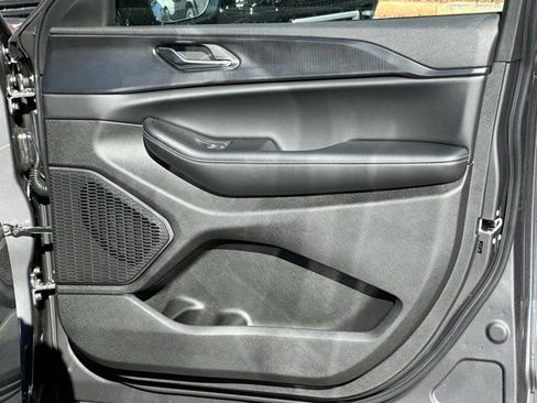 New 2025 Jeep Grand Cherokee Altitude image 9