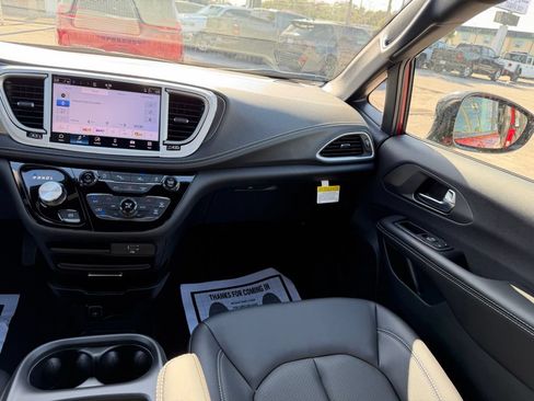 New 2026 Chrysler Pacifica Select FWD image 34