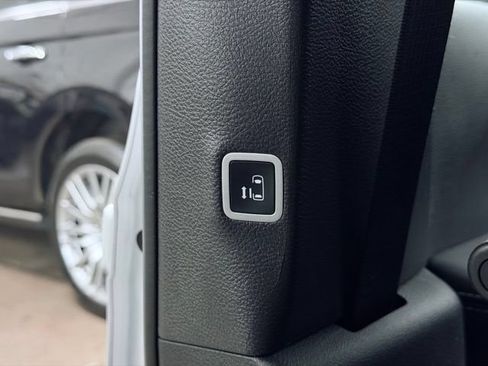 Certified 2025 Chrysler Pacifica Limited FWD image 30