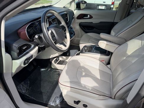 Used 2020 Chrysler Pacifica Limited FWD image 9