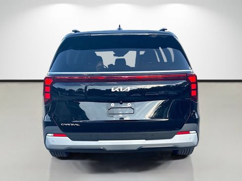 Used 2025 Kia Carnival EX FWD image 4