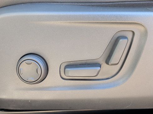 Used 2025 Volvo XC40 B5 Plus image 33