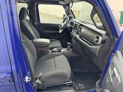 Used 2018 Jeep Wrangler Unlimited Sahara w/ Cold Weather Group AWD/4WD image 23