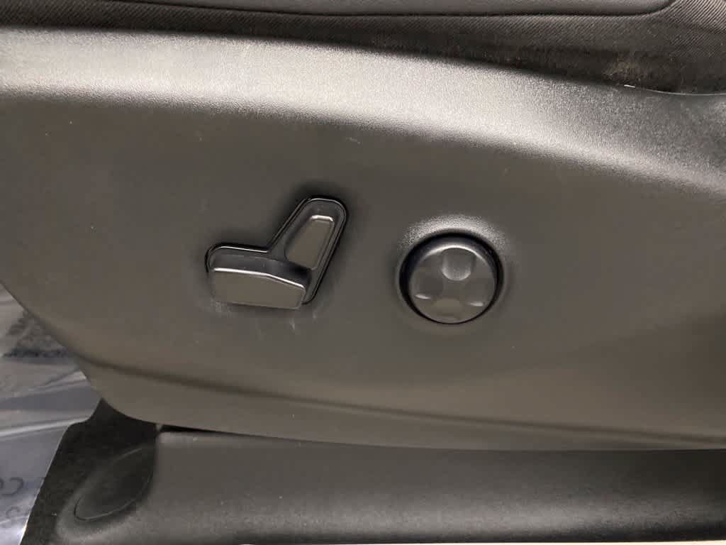 Used 2024 Chrysler Pacifica Touring-L FWD image 15