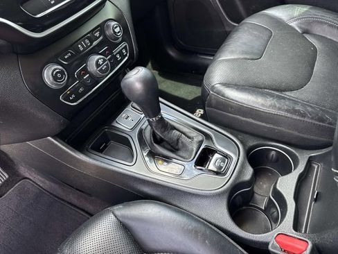Used 2019 Jeep Cherokee Limited FWD image 31