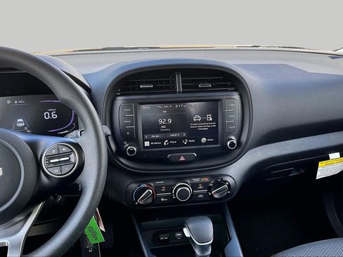 Certified 2025 Kia Soul LX w/ LX Technology Package FWD image 7