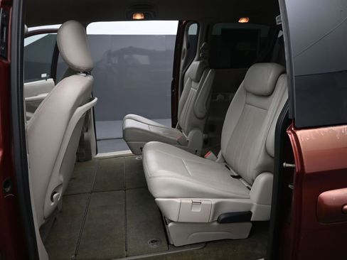 Used 2007 Chrysler Town & Country Touring w/ Luxury Group image 13