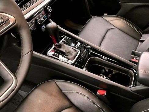 Used 2025 Jeep Compass Limited image 17