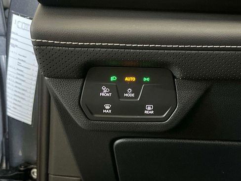 Certified 2025 Volkswagen Atlas SE image 30