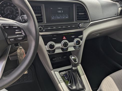 Used 2019 Hyundai Elantra SE FWD image 10