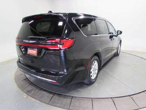 Used 2024 Chrysler Pacifica Touring-L FWD image 7