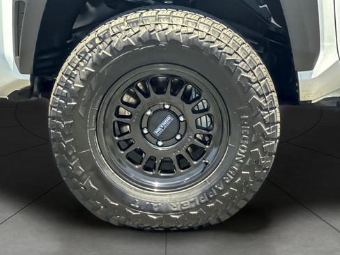 Certified 2025 Toyota Tacoma TRD Off-Road AWD/4WD image 24