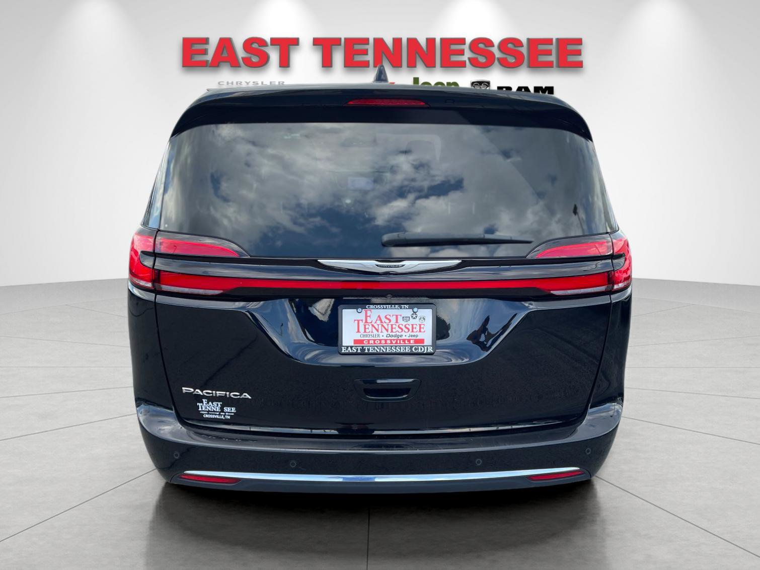 Used 2024 Chrysler Pacifica Touring-L FWD image 4