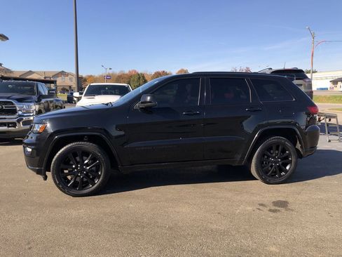 Used 2021 Jeep Grand Cherokee Laredo X image 3