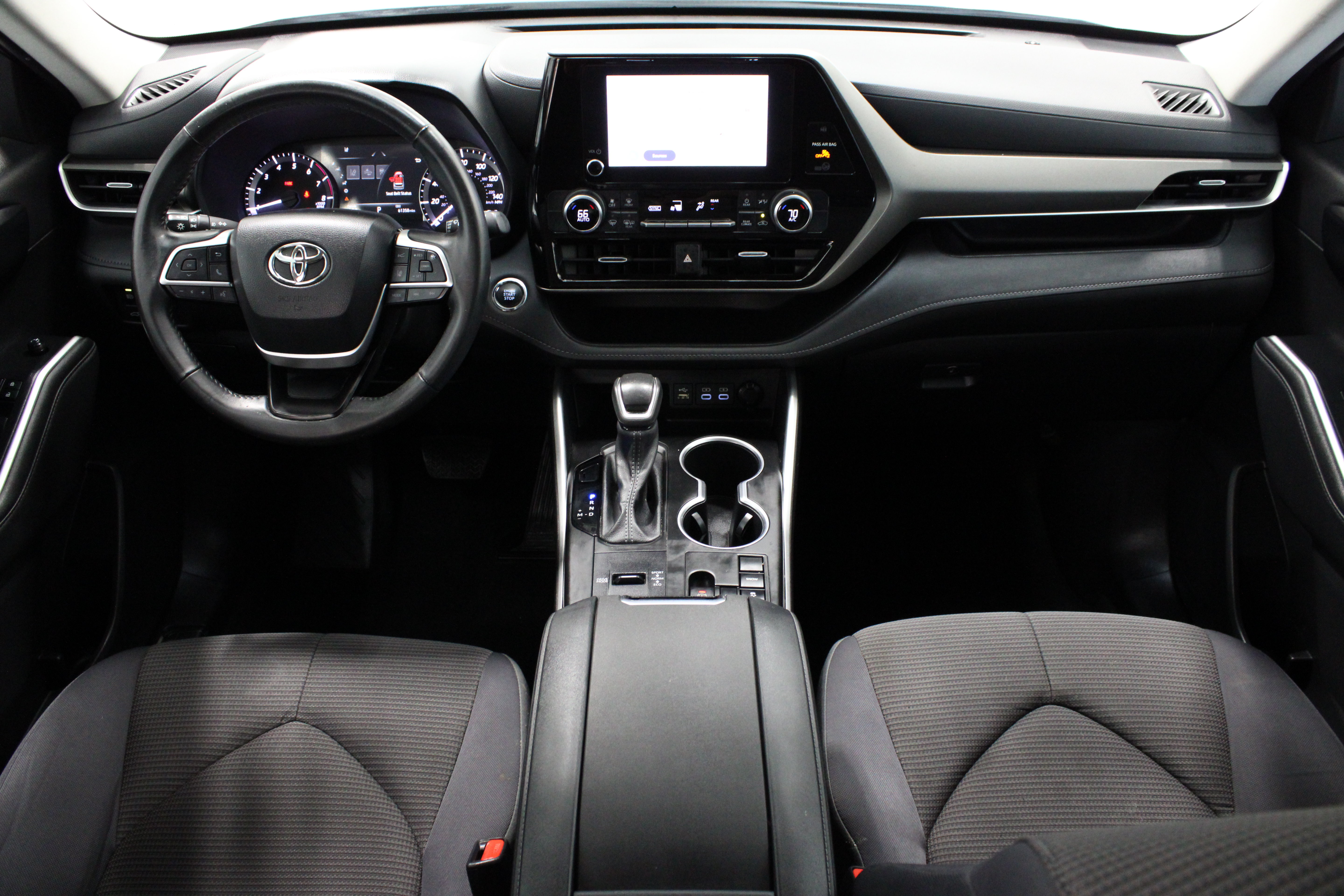 Used 2023 Toyota Highlander LE FWD image 29