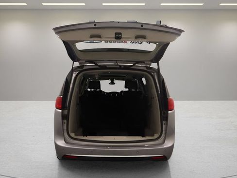 Used 2020 Chrysler Pacifica Limited FWD image 19