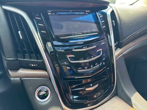 Used 2017 Cadillac Escalade Luxury AWD/4WD image 20
