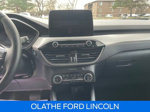 Used 2022 Ford Escape SE w/ SE Sport Appearance Package image 17