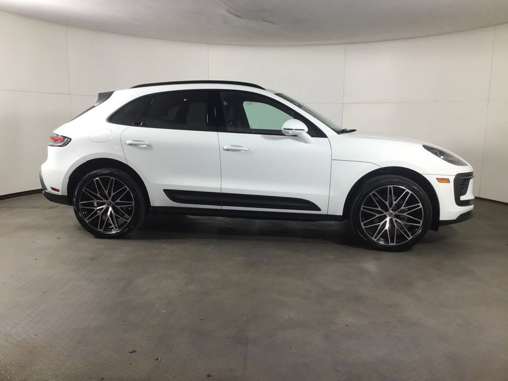 Certified 2026 Porsche Macan AWD/4WD image 8