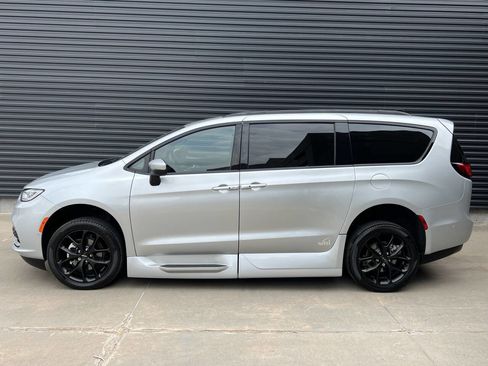 Used 2023 Chrysler Pacifica Touring-L w/ Uconnect Theater Family Group image 7