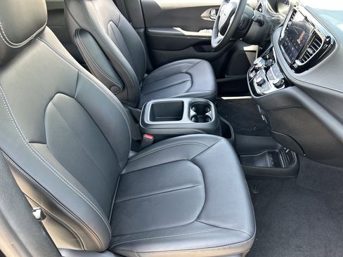 New 2026 Chrysler Pacifica Select FWD image 9