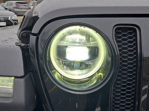 Used 2022 Jeep Wrangler Unlimited Sahara image 9