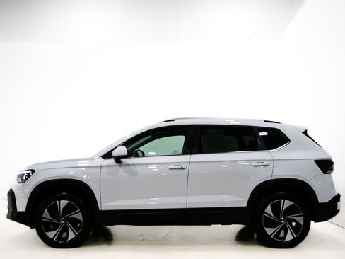 Used 2025 Volkswagen Taos SE image 4