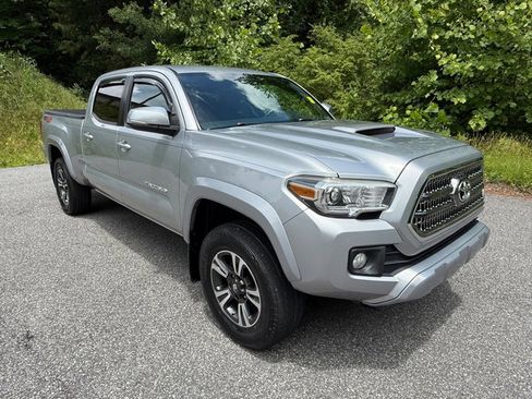 Used 2017 Toyota Tacoma TRD Sport w/ Tow Package AWD/4WD image 4