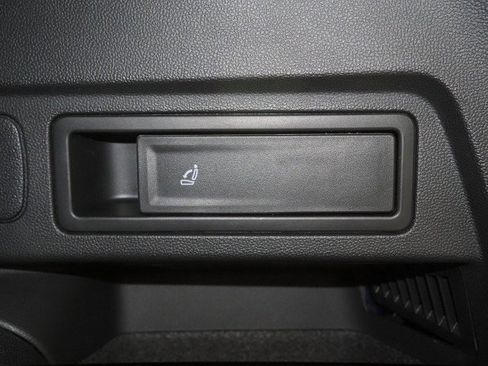 Used 2023 Volkswagen Tiguan SE FWD image 42