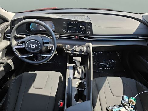 Used 2025 Hyundai Elantra SE FWD image 14