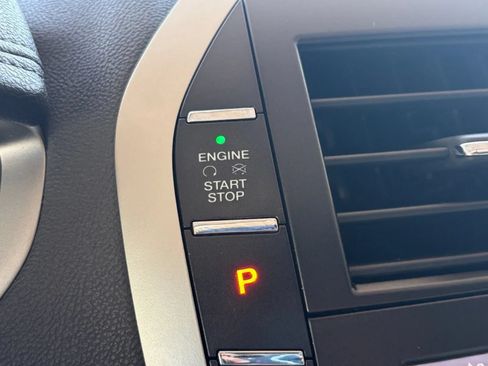 Used 2013 Lincoln MKZ FWD image 24