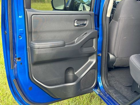 Used 2024 Nissan Frontier SV w/ Technology Package image 11