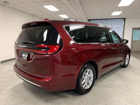 Certified 2021 Chrysler Pacifica Touring-L w/ Uconnect Theater Family Group FWD image 7