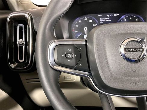 Used 2022 Volvo XC40 T4 Momentum image 18