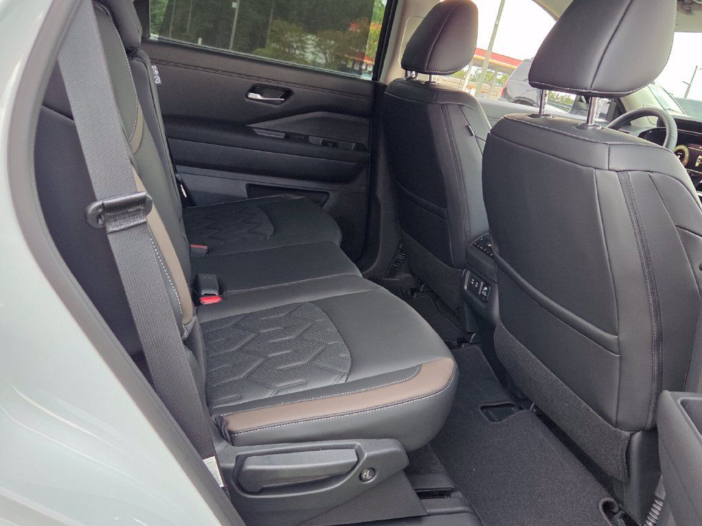 New 2026 Nissan Pathfinder Platinum w/ Accent Package FWD image 14