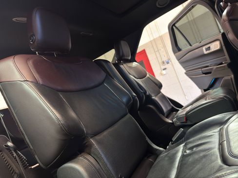 Used 2020 Ford Explorer Platinum w/ Premium Technology Package AWD/4WD image 26