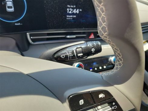 Used 2025 Hyundai Elantra SEL image 15