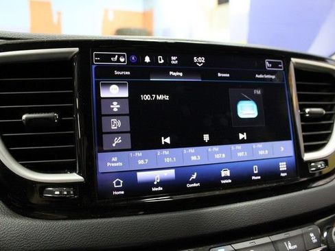 Used 2024 Chrysler Pacifica Touring-L FWD image 26