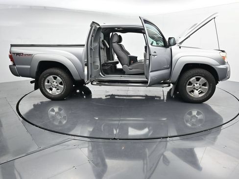 Used 2015 Toyota Tacoma 4x4 Access Cab V6 w/ TRD Sport Package image 38
