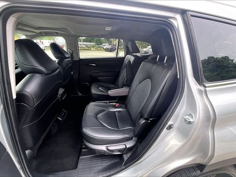Used 2025 Toyota Highlander XLE AWD/4WD image 15