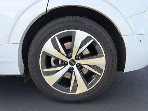 Used 2024 Audi Q8 e-tron Premium Plus image 7