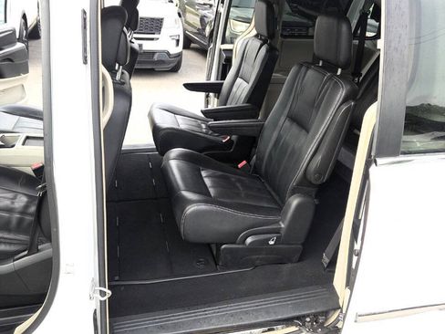 Used 2016 Chrysler Town & Country Touring FWD image 28