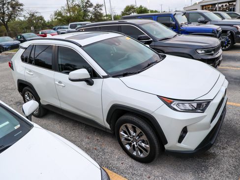 Used 2021 Toyota RAV4 XLE Premium image 6