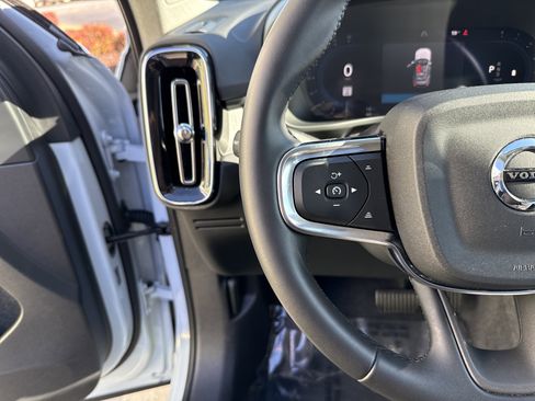 Used 2025 Volvo XC40 B5 Core image 19