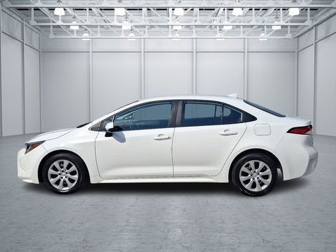 Used 2024 Toyota Corolla LE FWD image 2