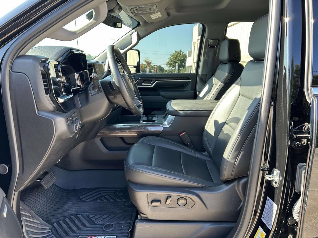 Used 2025 Chevrolet Silverado 2500 LTZ w/ LTZ Convenience Package AWD/4WD image 14